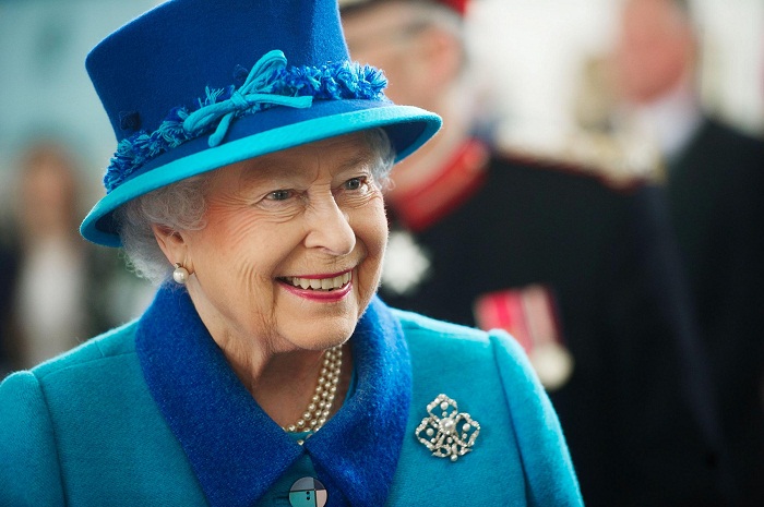Queen Elizabeth II jokingly complains about lawn 